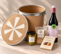 Preview: „La Vinyeta Geschenk-Kanister – Geschenkverpackung für Wein & Genuss“.